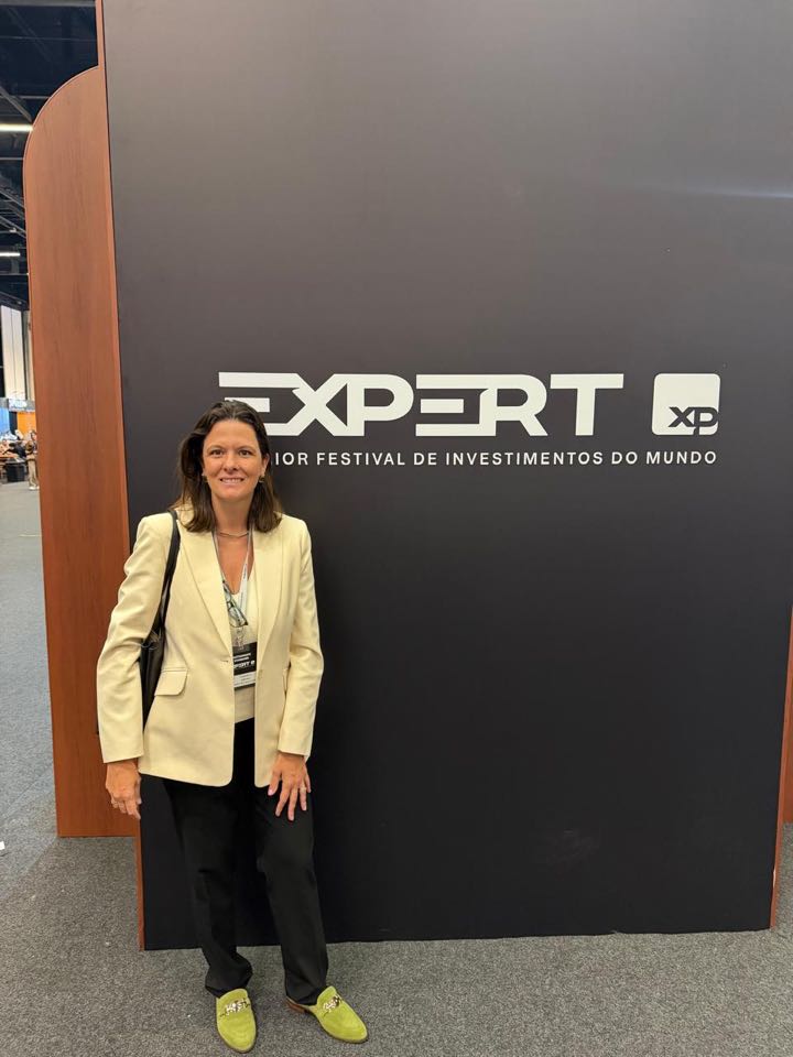 Gabriela Medina at the Expert XP 2026 festival backdrop